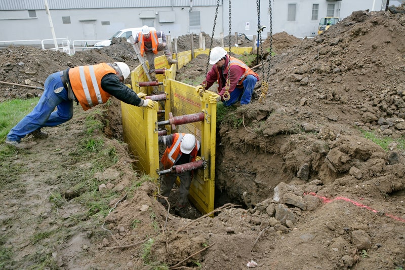 travaux de chantier, tranchée et hommes