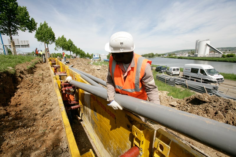 travaux de chantier, tranchée et hommes