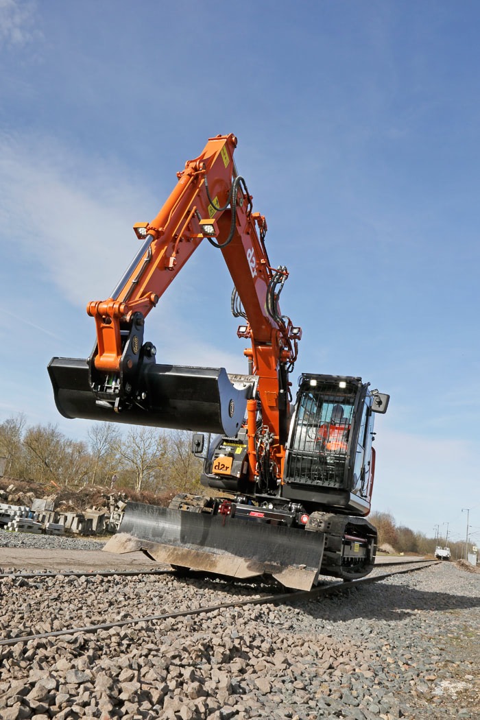 D2R, un véhicule de chantier avec chenille, pelle, adapté au chantier rail