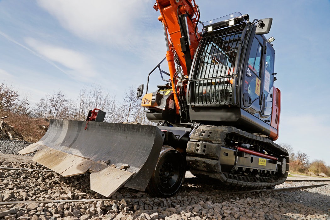 D2R, un véhicule de chantier avec chenille, pelle, adapté au chantier rail