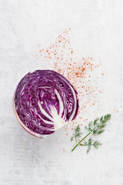 composition chou rouge sur plan de travail de cuisine EVOLUTI