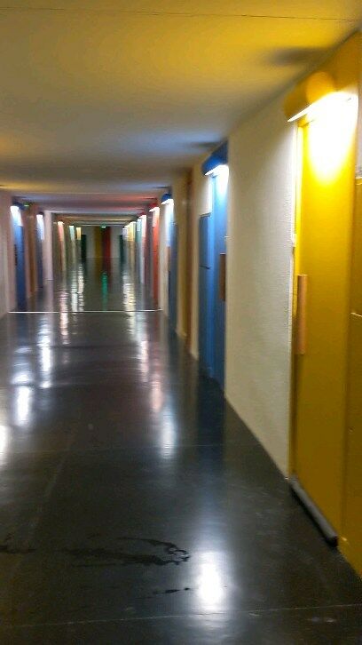 Toujours un plaisir de traverser cette rue colorée pour visiter l'expo photo de Lucien Hervé et d'Hélène Binet présentée par l'asso la Première Rue 
#regardscroises #expophotoarts #lecorbusierarchitecture #archiexpo #citeradieuselecorbusier #citeradieusebriey #photonb #expophotography