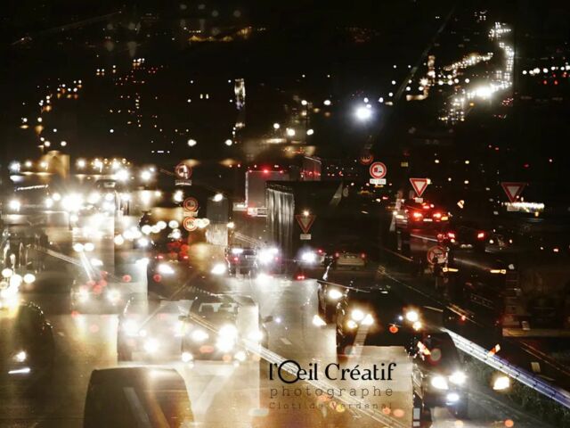 Densité du trafic nocturne 
#nightphotographie #éclairages #roadtraffic #contemparyphotography #igers_grandest #embouteillages #montagephotography #rougeetjaune #environnemental #pollutionlumineuse #jeuxdelumieres