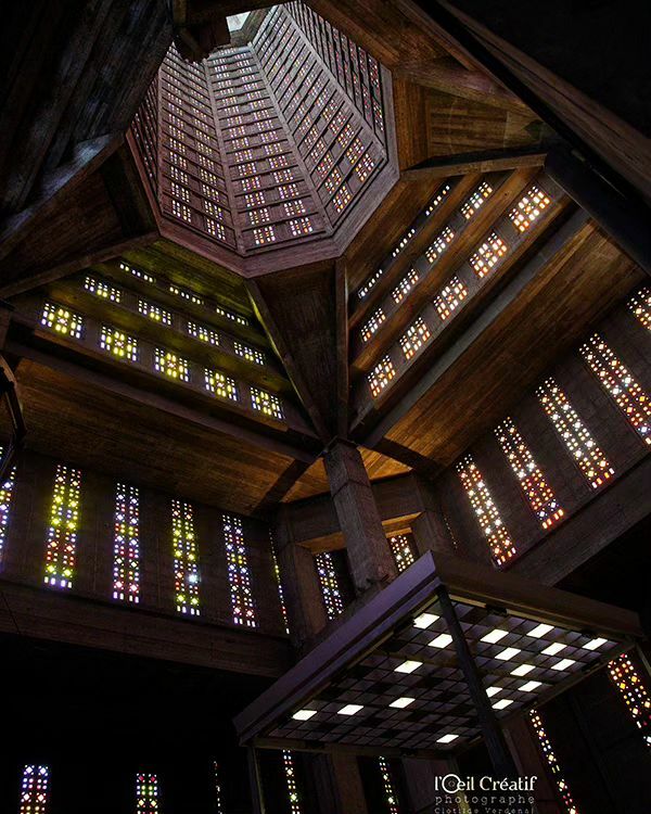 6500 vitraux de Marguerite Huré pour l'église en béton St Joseph, construite par les architectes de l'atelier Perret
#architectureurbaine #frenchchurch #utilitarianarchitecture #brutbeton #designbeton #augusteperret #lehavre_focus_on #vitrauxart #designurbain #eglisesaintjoseph #photoarchitectures