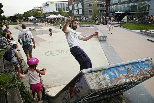 Les équilibristes du skatepark 
#photoreportages #frenchstreets #colorphotographie #grafskates #skateparkfun #planchearoulette #funskate #streetgrafitti #skatervibes #jumpskate